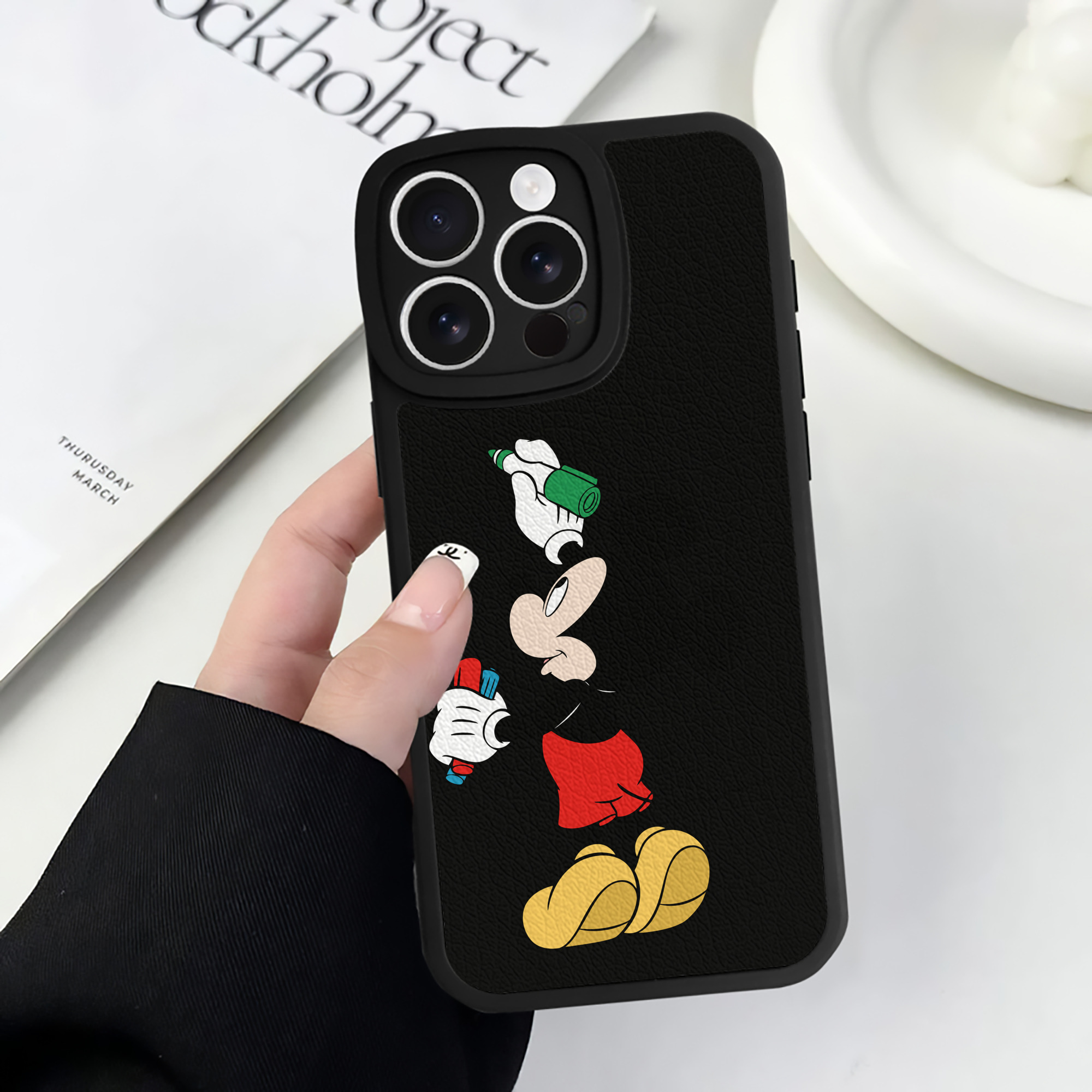（画像用） ミッキーマウス Mickey Mouse 【iPhone 16シリーズ対応】シリコンスマホケース（レザー調） 材質：シリコン